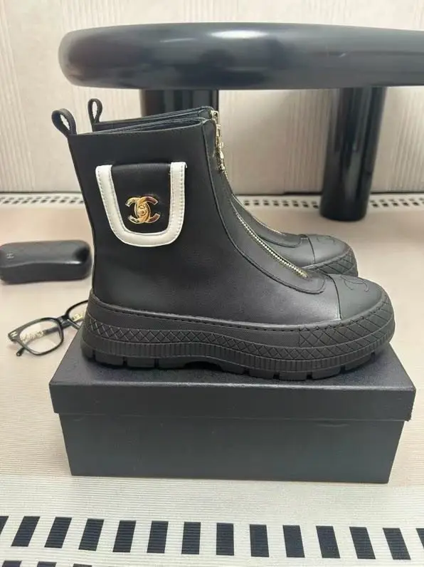Chanel Ботинки женские кожаные на молнии — Фото 3