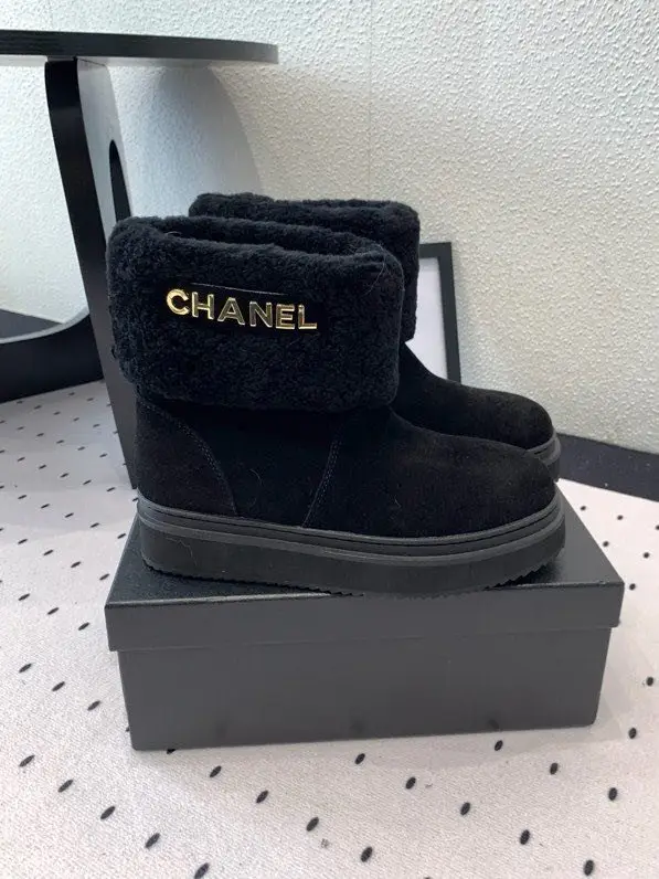 Chanel Boots women's on fur winter — Photo 1