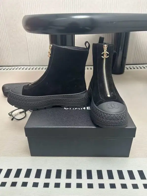 Chanel Ботинки женские замшевые на молнии — Фото 2