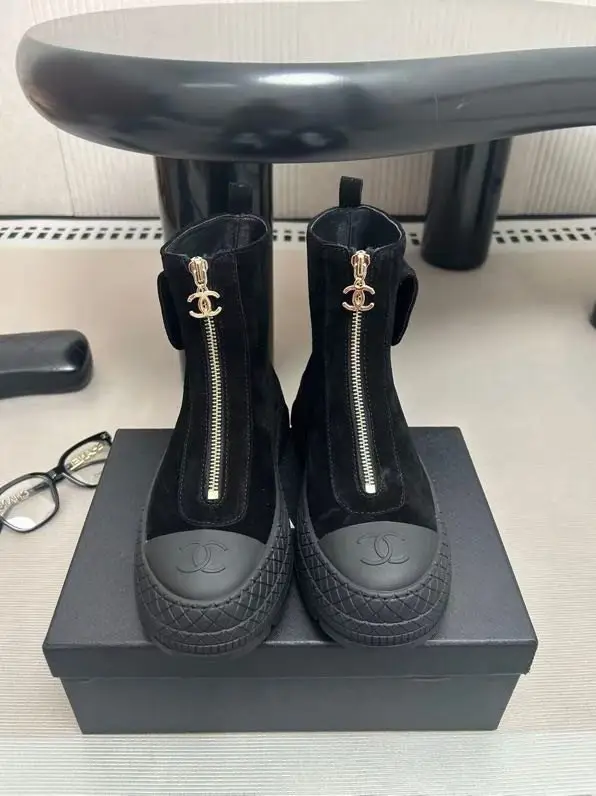 Chanel Ботинки женские замшевые на молнии — Фото 4