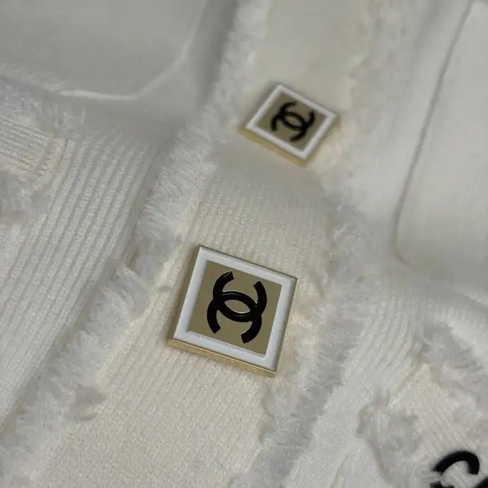 Chanel Cardigan — Photo 3