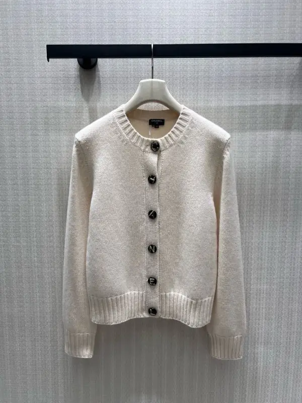 Chanel — Cashmere cardigan from round Neck
