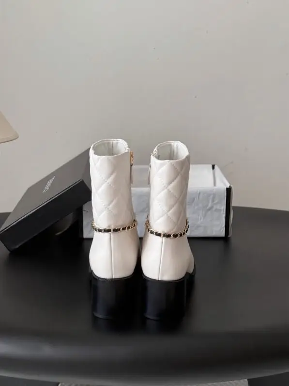 Chanel Класичні ботильйони Chanel на масивному підборах — Фото 4