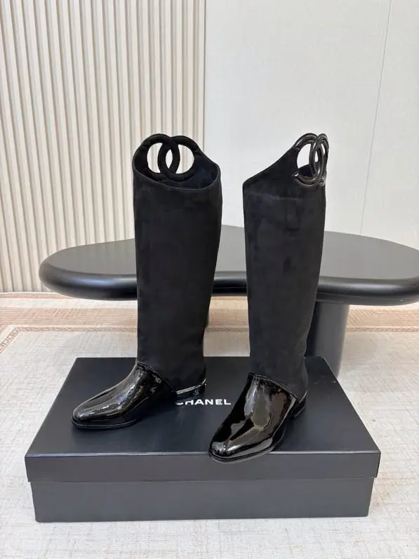 Chanel — Класичні чоботи Chanel з круглим носком на плоскою підошві