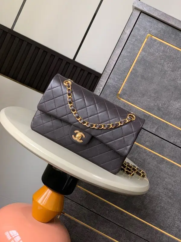 Chanel — Класична сумка 11.12 з шкіри ягняти