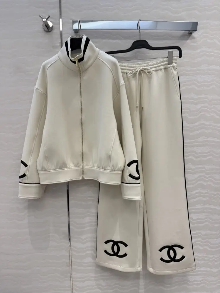 Chanel — Костюм жіночий