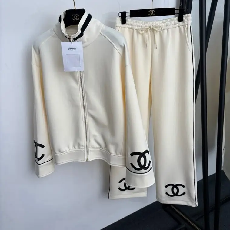 Chanel — Костюм жіночий