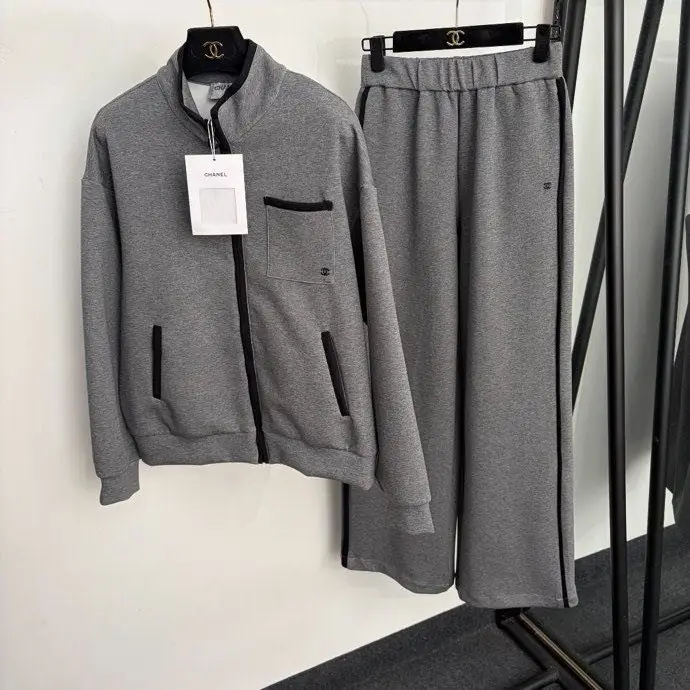Chanel — Costume female