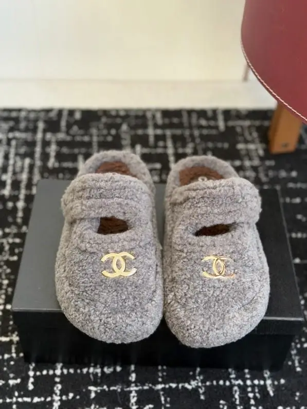 Chanel — Меховые тапочки женские