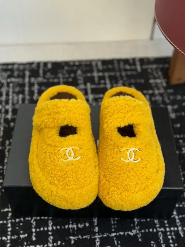 Chanel — Меховые тапочки женские