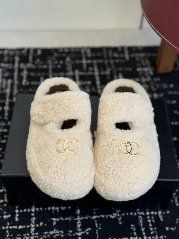Chanel — Меховые тапочки женские