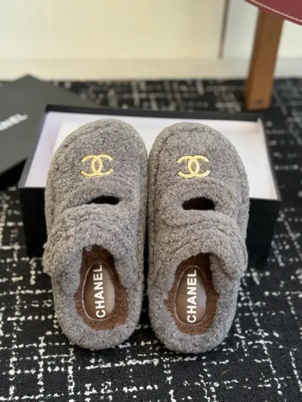 Chanel Хутряні капці жіночі — Фото 3