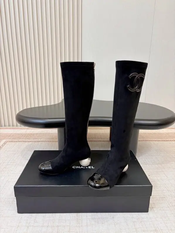 Chanel — Ботфорти з круглим носком і перловим каблуком