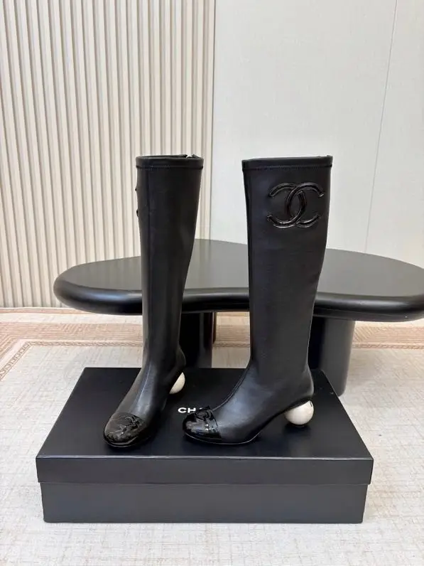 Chanel — Ботфорти з круглим носком і перловим каблуком