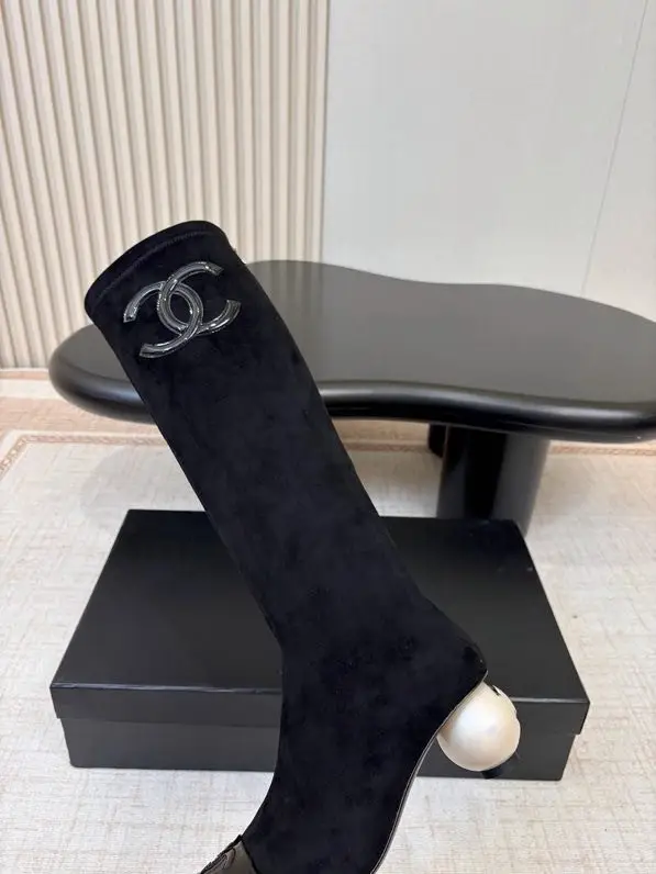 Chanel Hessian boots from round the toe and pearly heel — Photo 4