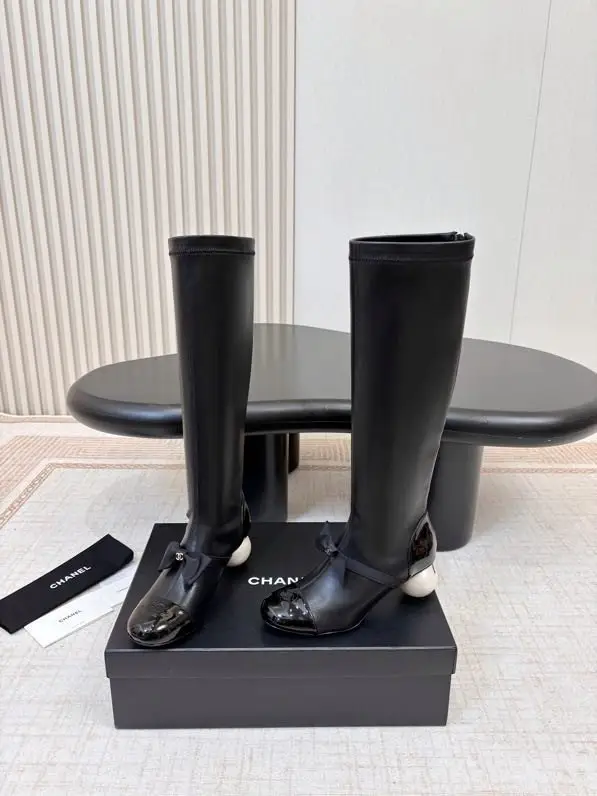 Chanel — Високі еластичні чоботи на перловому підборах