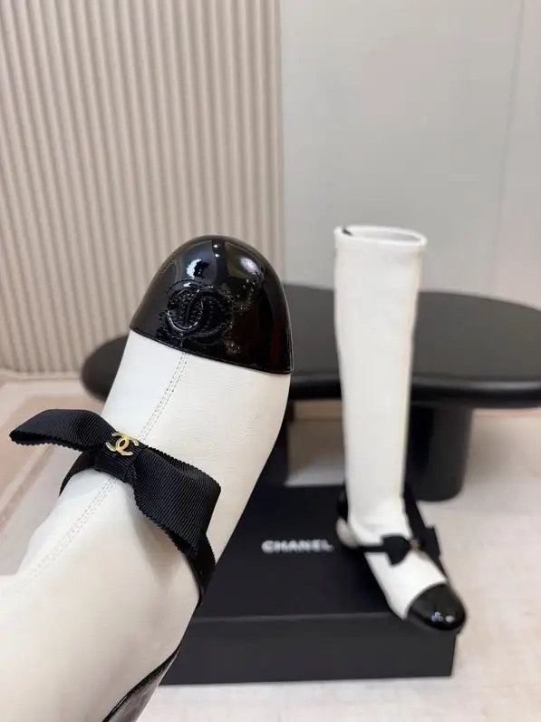 Chanel Високі еластичні чоботи на перловому підборах — Фото 4