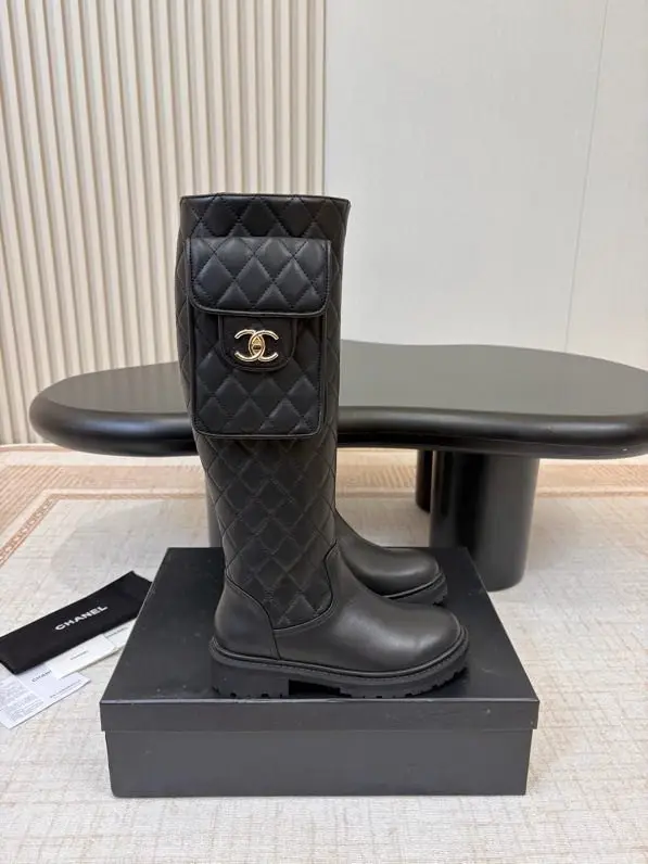 Chanel — Високі шкіряні жіночі чоботи