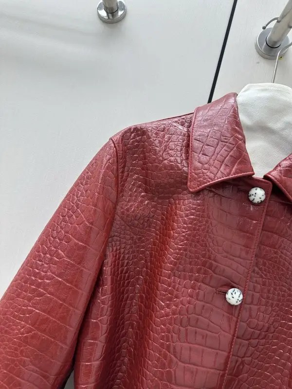 Chanel Куртка шкіряна жіноча з тисненням під крокодила — Фото 3