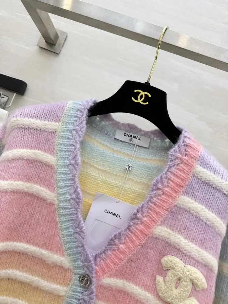 Chanel Knitted cardigan female — Photo 2
