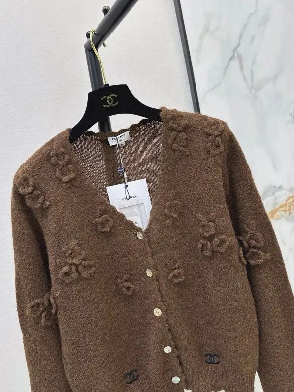 Chanel Knitted cardigan from V-neck Neck — Photo 2