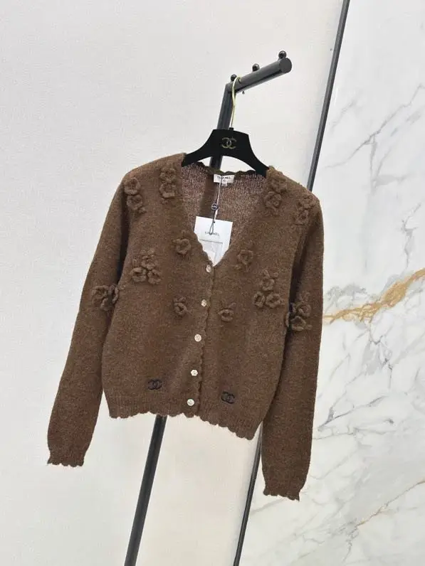 Chanel Knitted cardigan from V-neck Neck — Photo 4