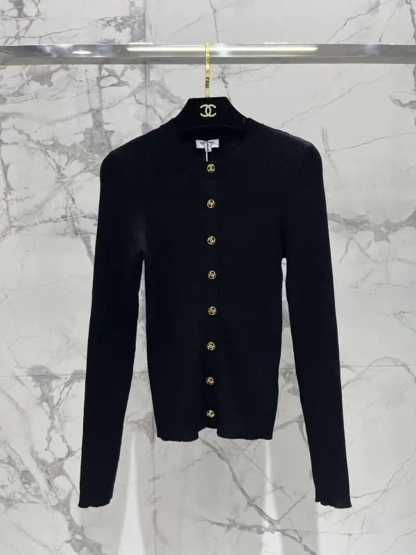 Chanel — Knitted cardigan on buttons