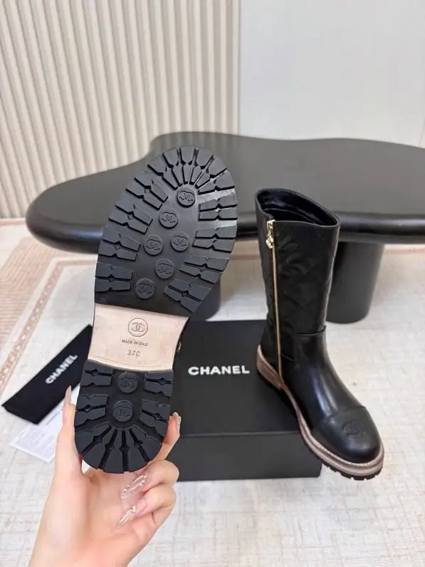 Chanel Кожаные женские сапоги — Фото 5