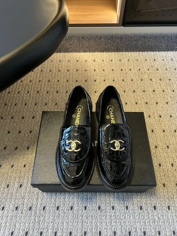 Chanel Лоферы шкіряні жіночі — Фото 1