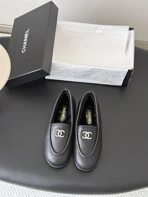 Chanel Лоферы на хутрі жіночі — Фото 1