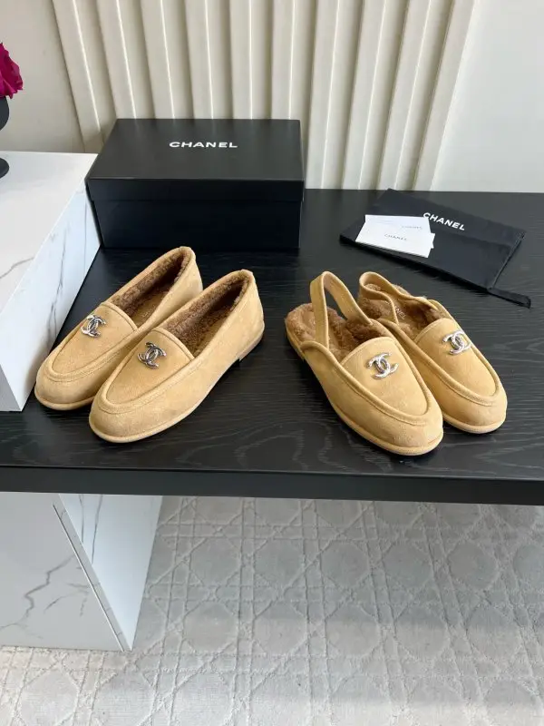 Chanel Лоферы на хутрі жіночі — Фото 1