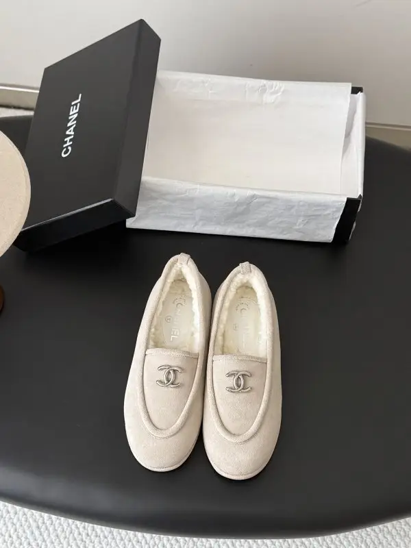 Chanel Лоферы на хутрі жіночі — Фото 1