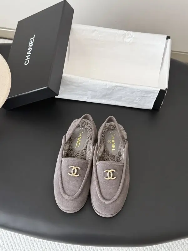 Chanel Лоферы на хутрі жіночі — Фото 1