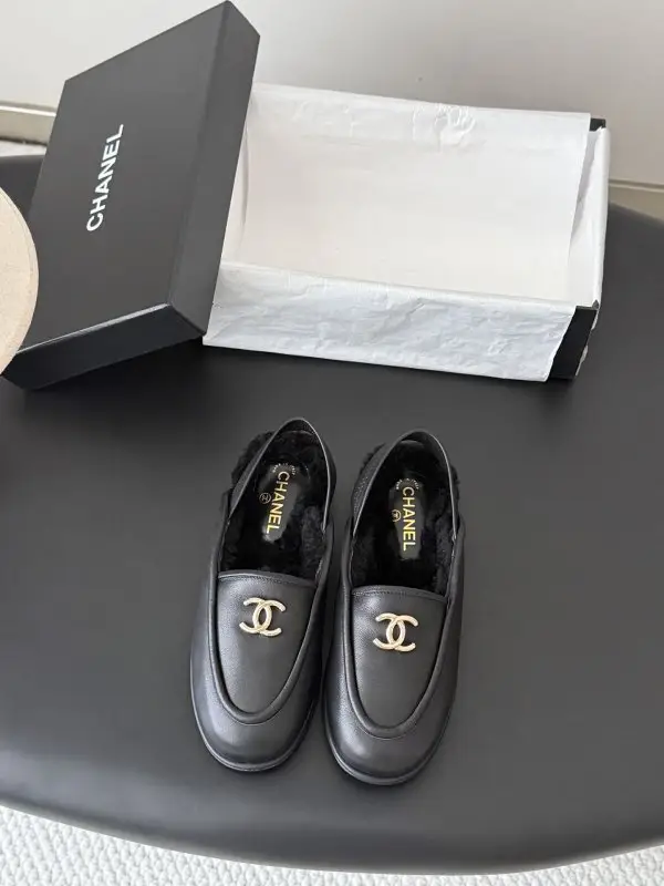 Chanel Лоферы на хутрі жіночі — Фото 1