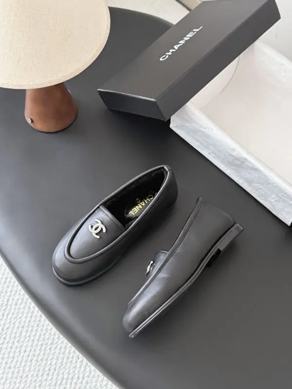 Chanel Лоферы на хутрі жіночі — Фото 4