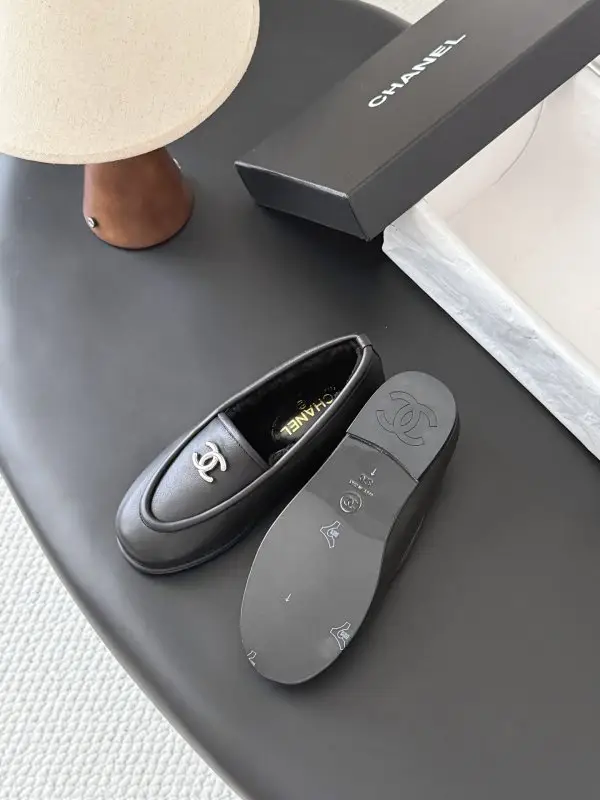 Chanel Лоферы на хутрі жіночі — Фото 5
