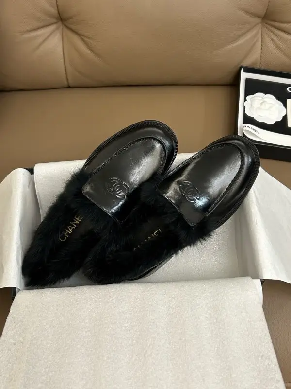 Chanel Лоферы на хутрі жіночі — Фото 5