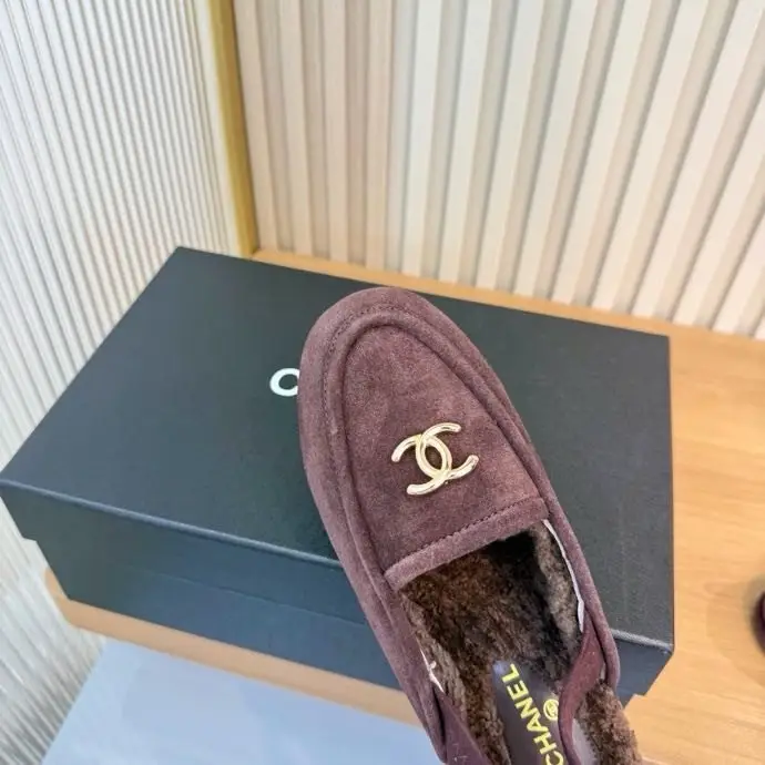 Chanel Лоферы сандалии замшевые женские на меху — Фото 5
