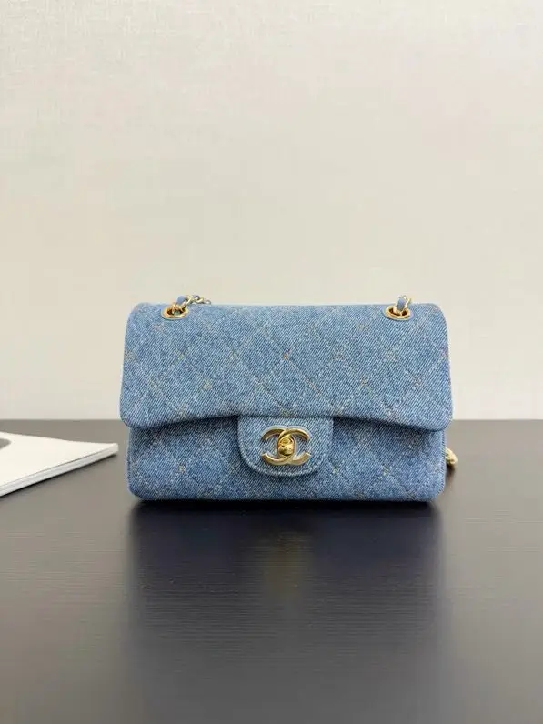 Chanel — Mini-a bag Maxi 20 cm denim