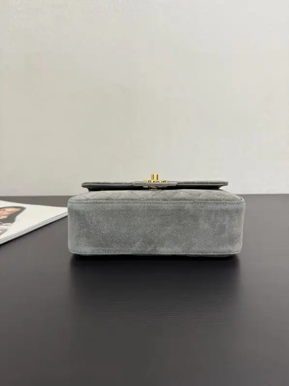 Chanel Mini-a bag Maxi 20 cm suede — Photo 4
