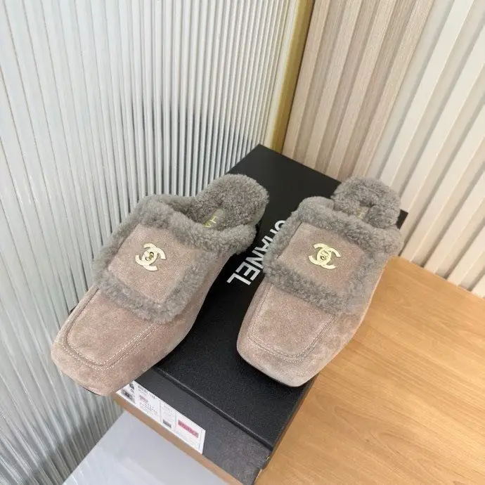 Chanel Мюли suede women's on fur — Photo 1