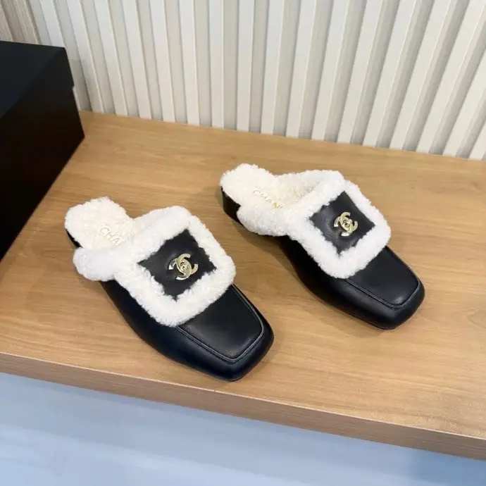 Chanel — Мюли замшевые женские на меху