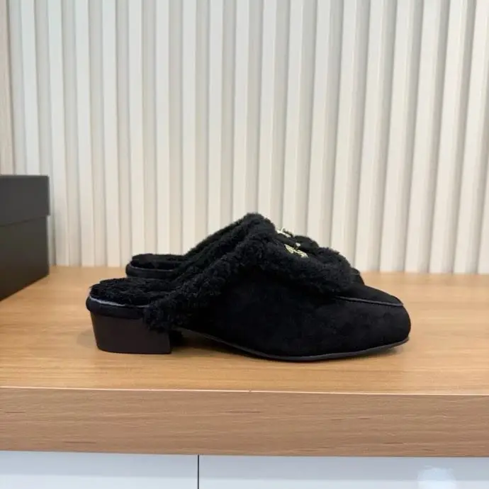 Chanel Мюли suede women's on fur — Photo 2