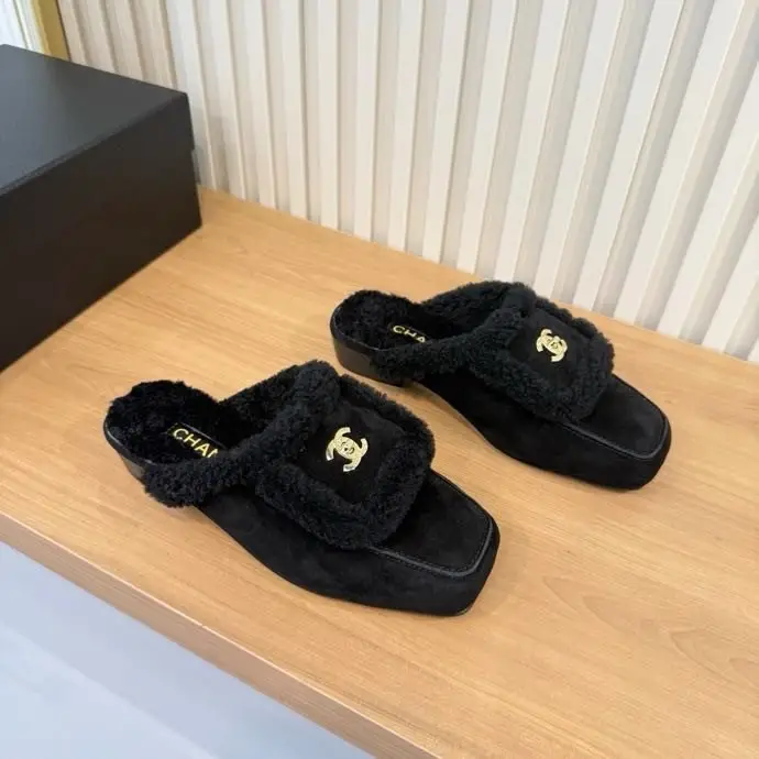 Chanel Мюли suede women's on fur — Photo 3