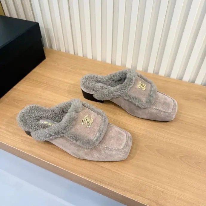 Chanel Мюли suede women's on fur — Photo 3