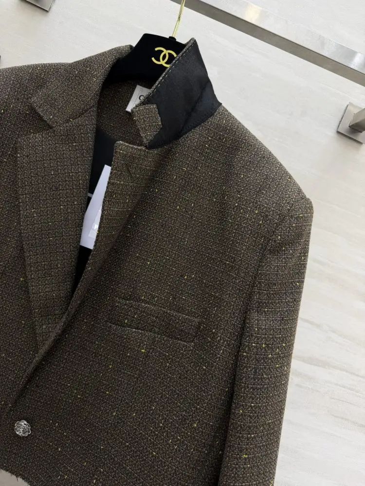 Chanel Брюки-клеш и короткий блейзер из коричневого твида — Фото 4