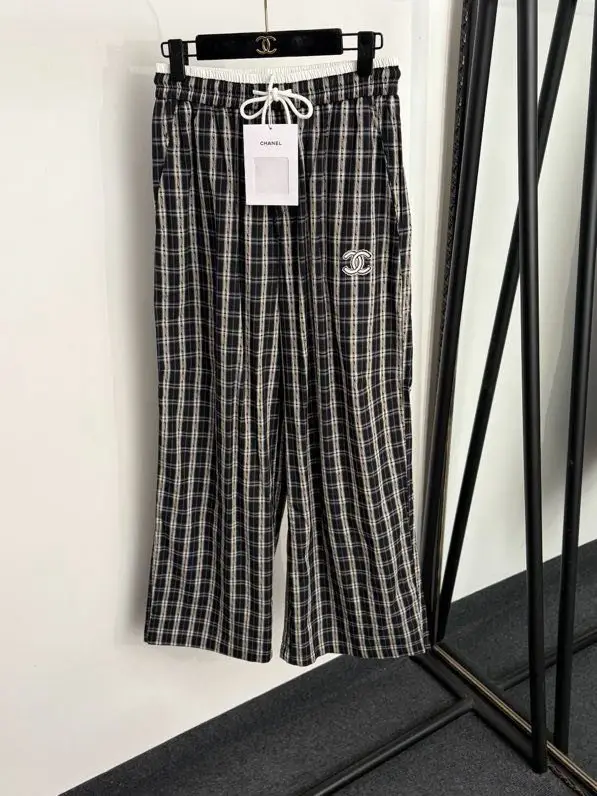 Chanel Pants women's — Photo 1