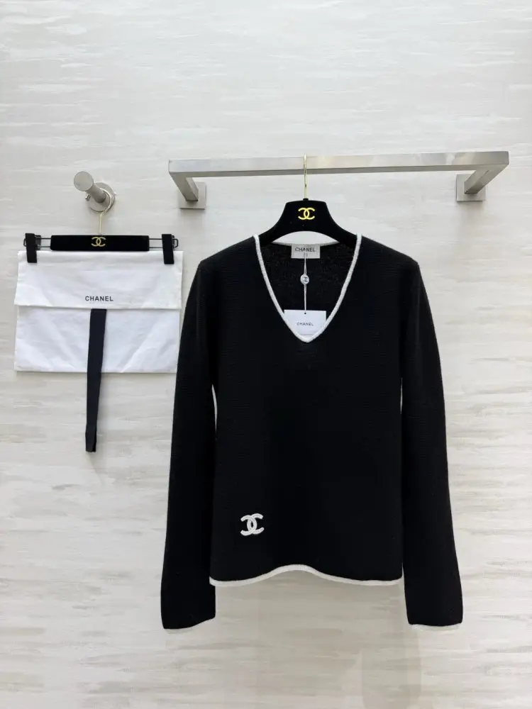 Chanel — Светр з V-образним вирізом