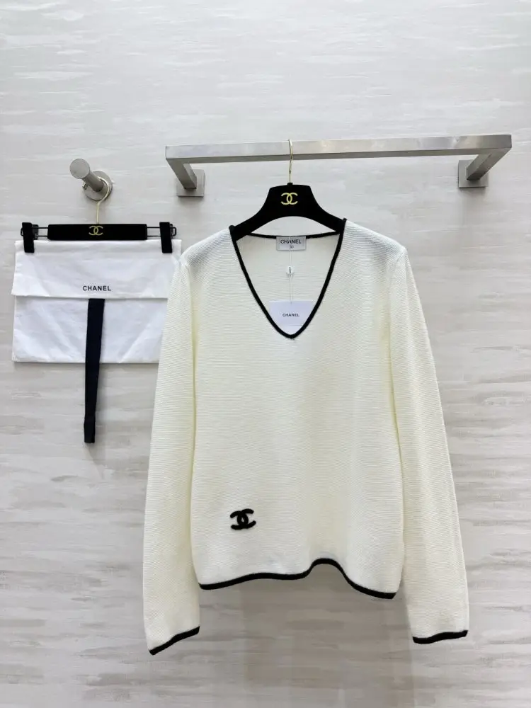 Chanel — Светр з V-образним вирізом