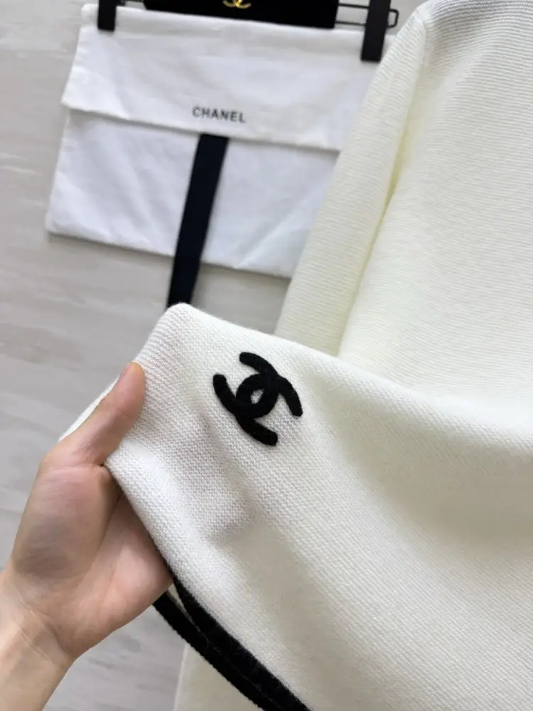 Chanel Светр з V-образним вирізом — Фото 2